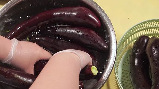 水盆清洗长茄子紫茄子洗茄子视频的预览图