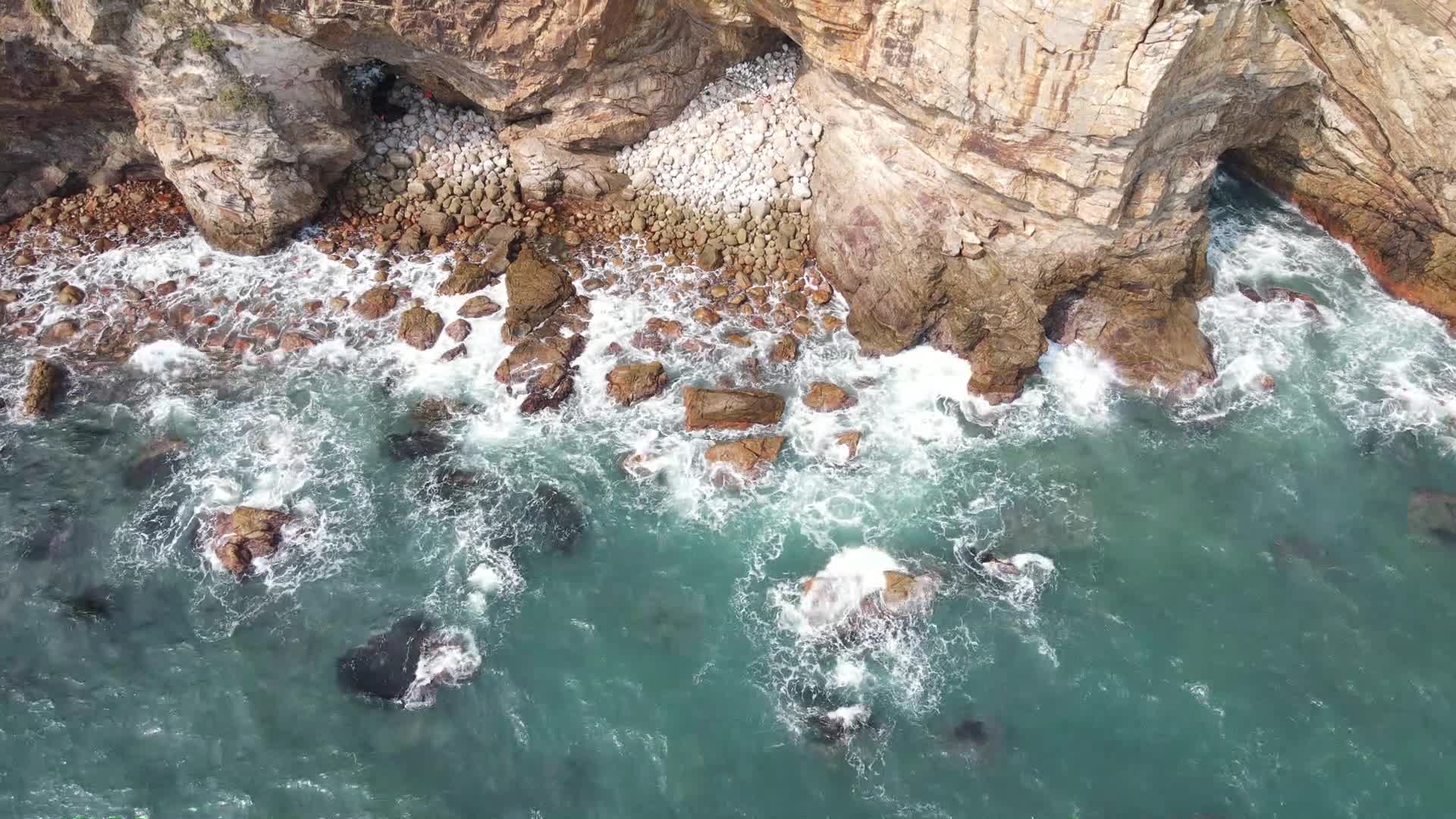 深圳杨梅坑度假村大海海浪航拍视频的预览图