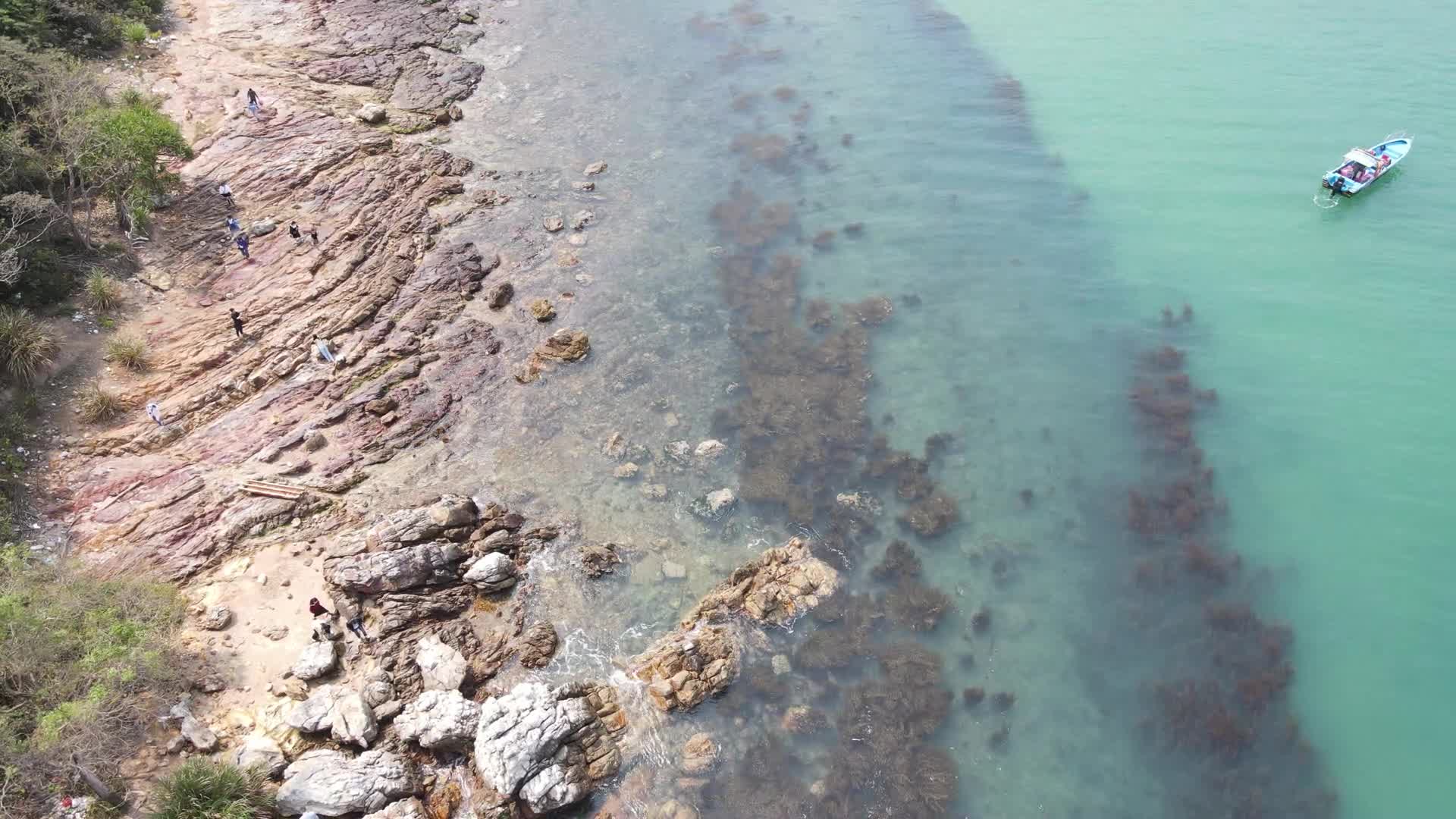 深圳杨梅坑度假村大海海浪航拍视频的预览图