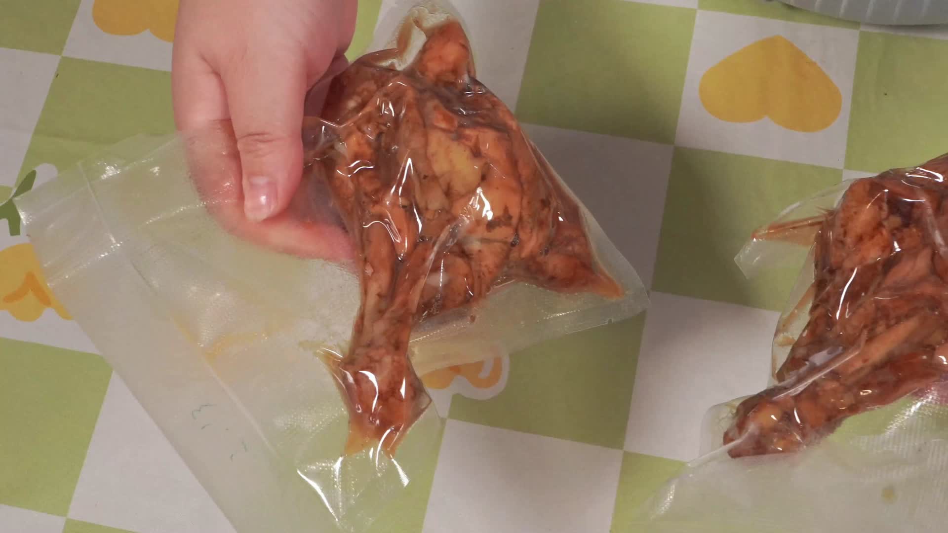 塑封熟食封口机真空袋包装打包卤鸡腿卤肉视频的预览图