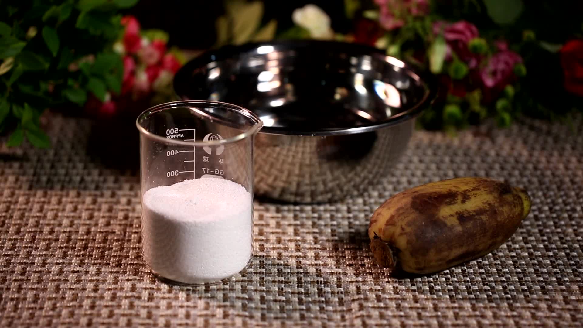 特写洗菜用盐刷洗莲藕视频的预览图