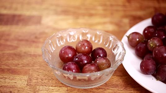 洗水果清洗葡萄红提子视频的预览图