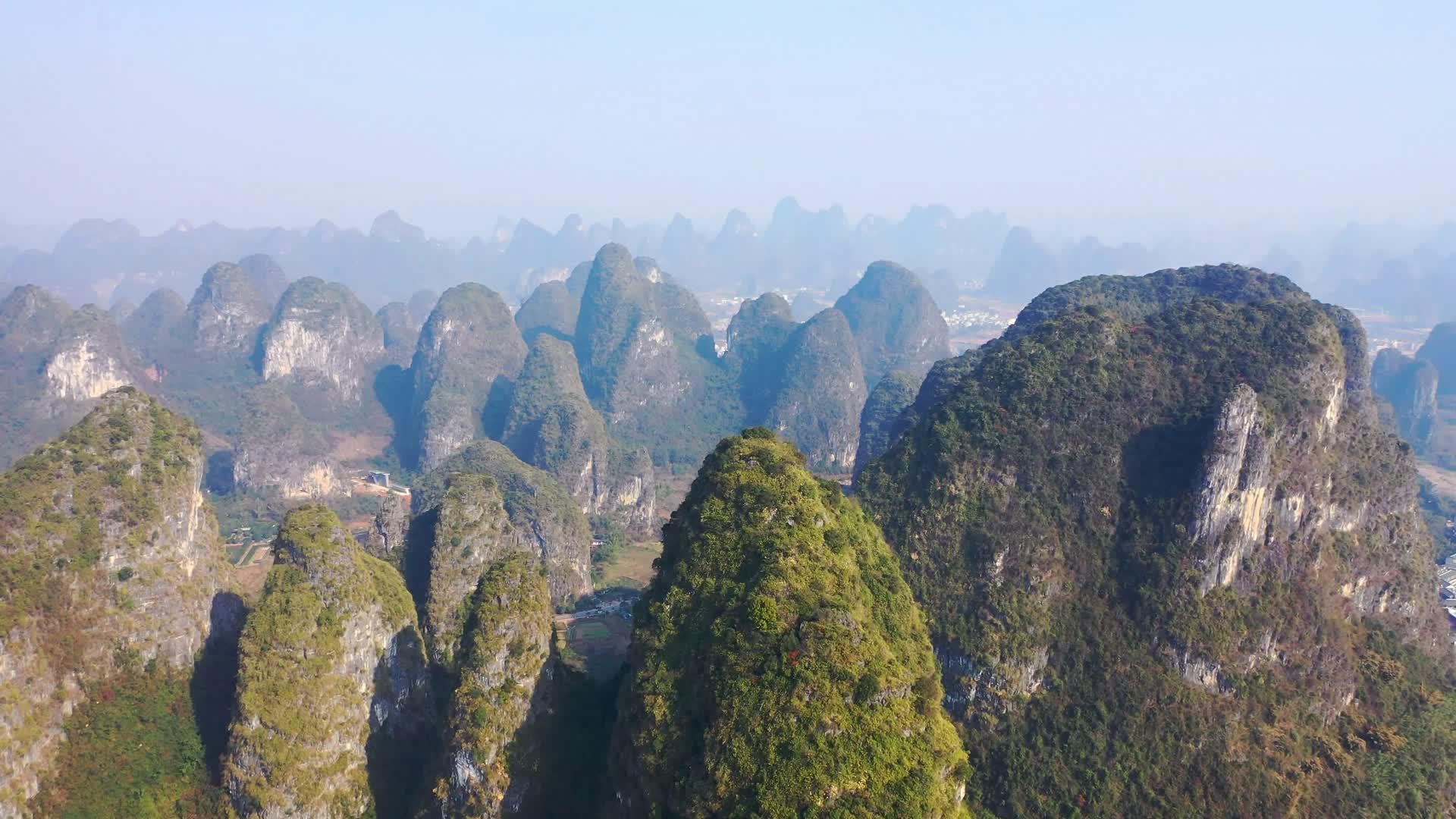 广西桂林山水喀斯特地貌群山航拍视频的预览图