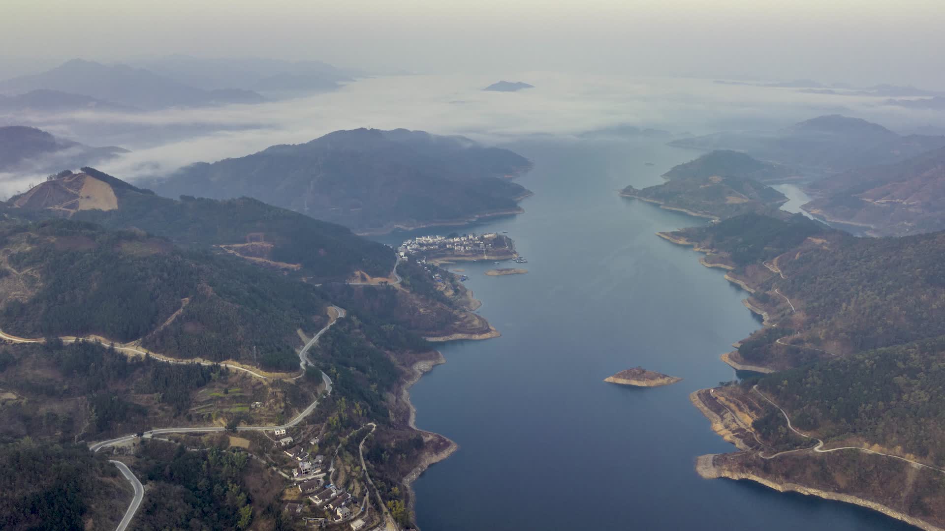 4K延时航拍百色隆林万峰湖云海美景视频的预览图