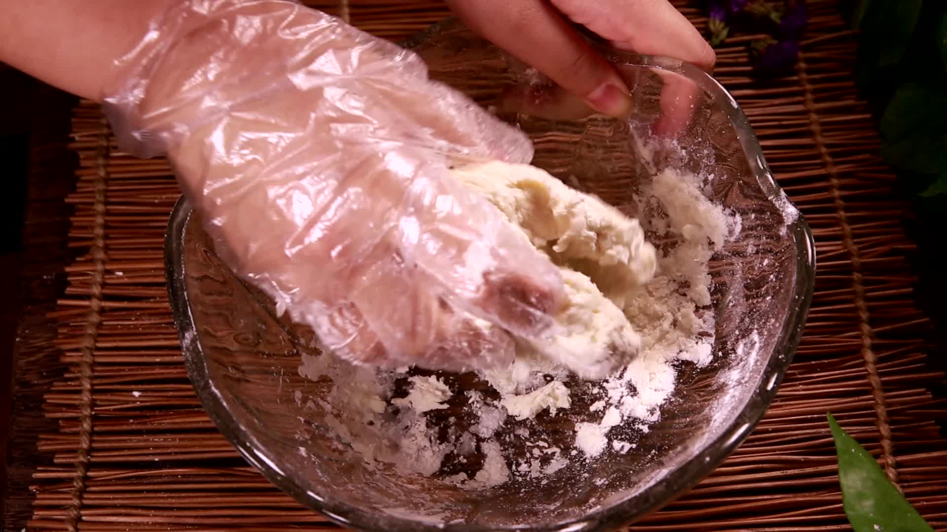 油酥和面制作月饼糕点中式点心视频的预览图