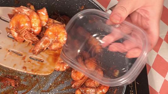 油焖大虾装饭盒打包视频的预览图