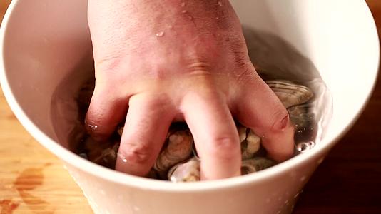 制作红烩海鲜清洗花蛤文蛤蚬子蛤蜊视频的预览图