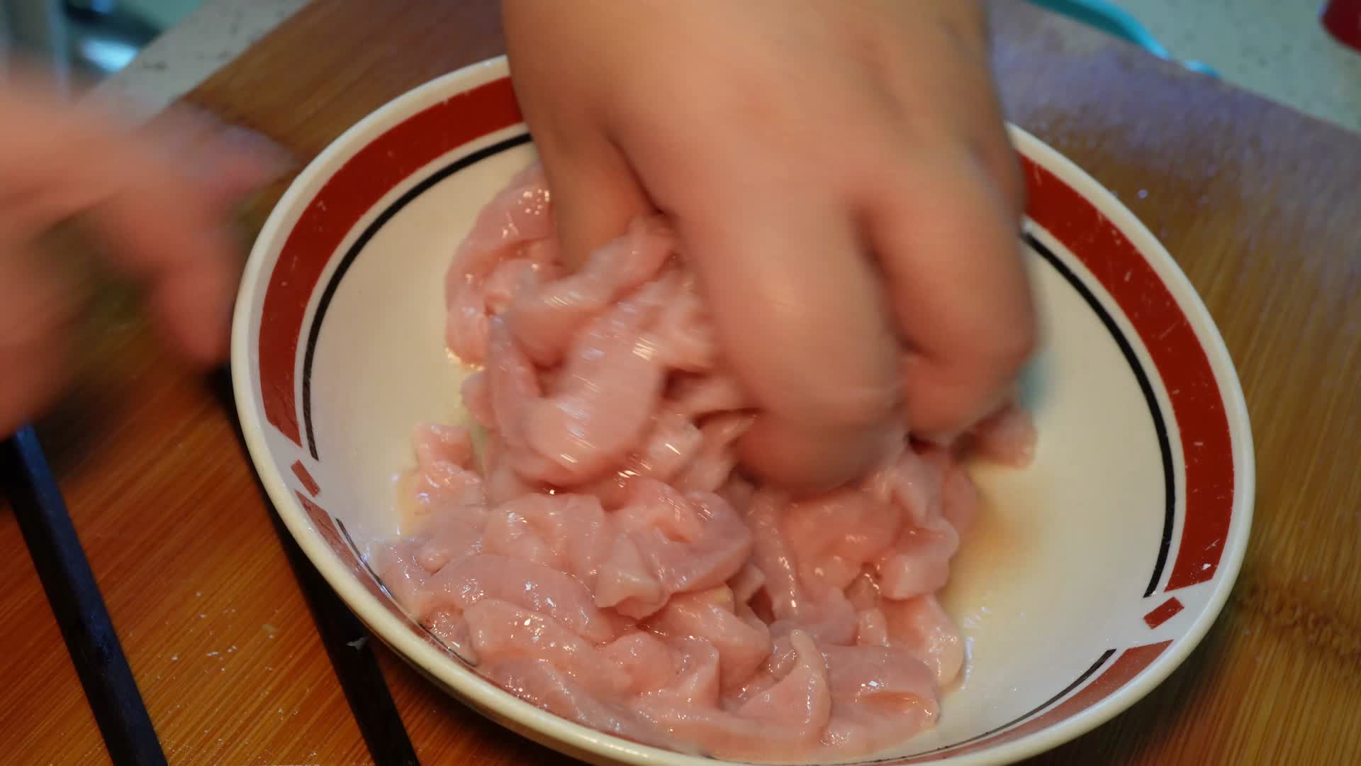 猪肉加调料腌制去腥视频的预览图