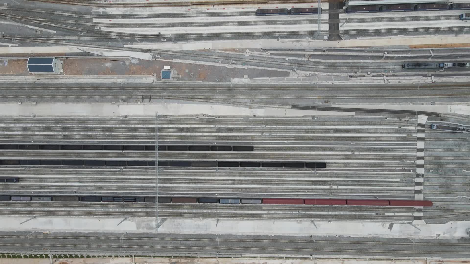航拍大型火车枢纽站视频的预览图