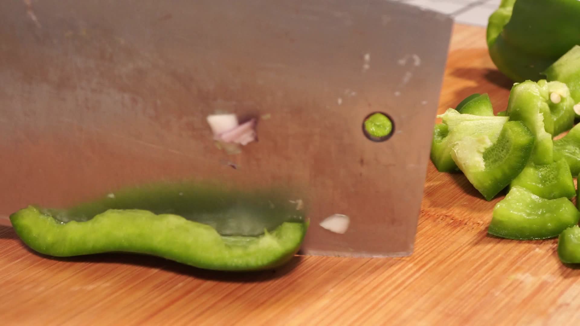 厨师切青椒块柿子椒丁视频的预览图