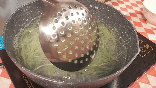 擦丝器擦莴笋丝切菜莴苣丝视频的预览图