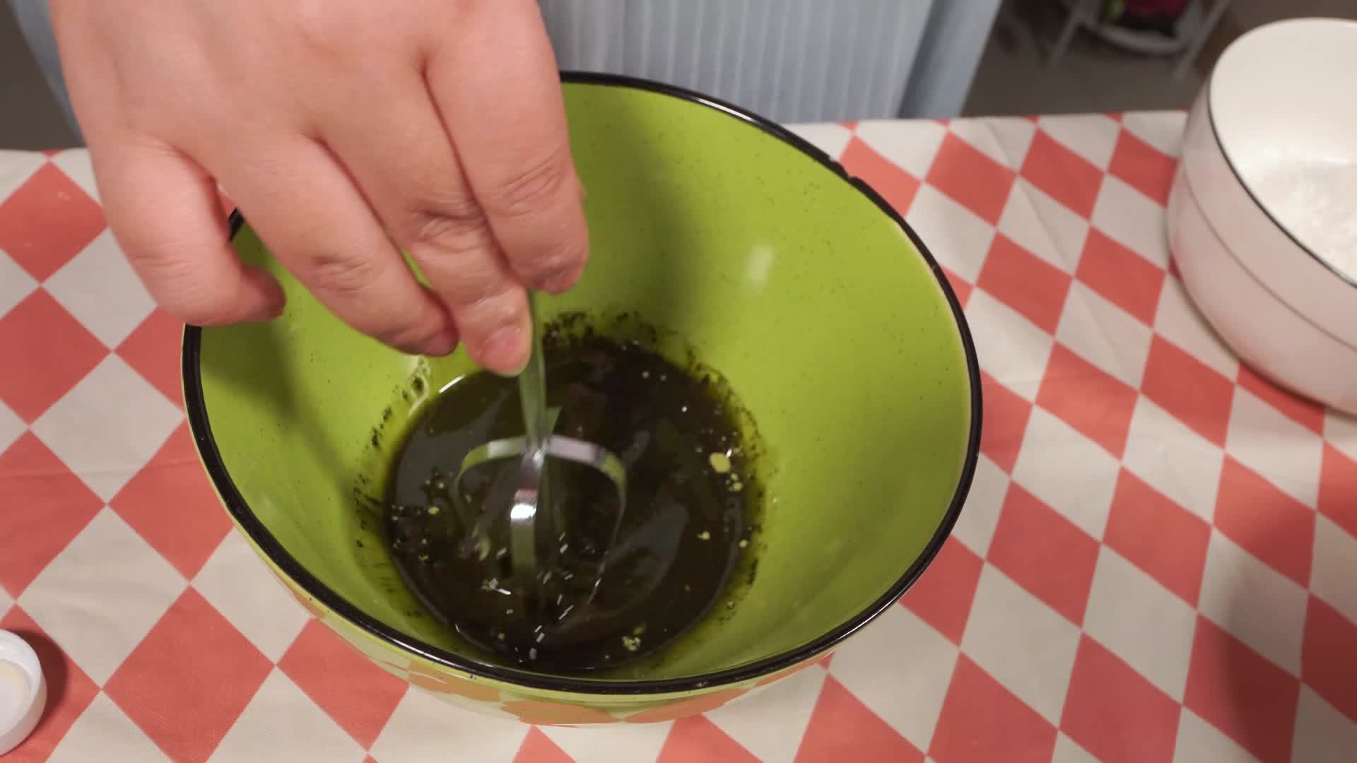 厨房秤称量融化抹茶粉视频的预览图