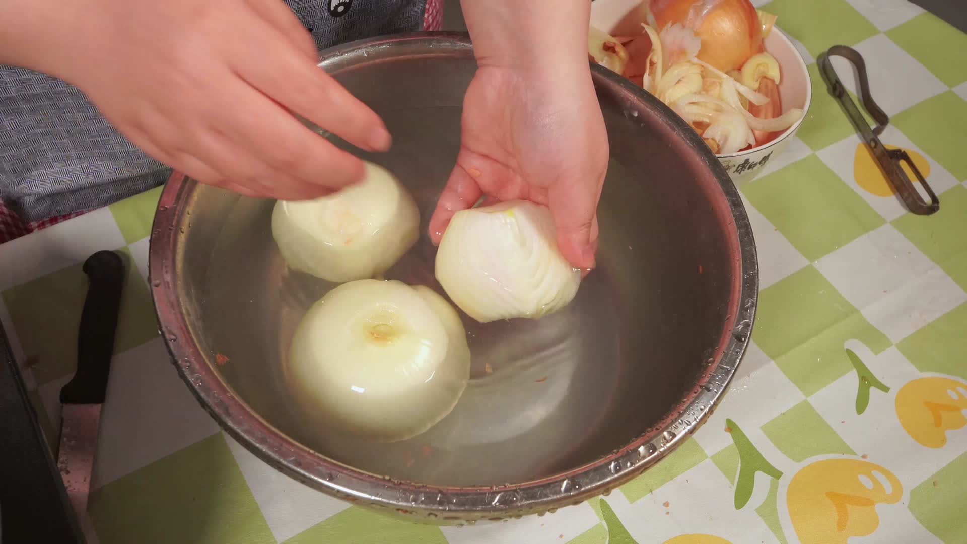 白洋葱清洗剥洋葱皮洗菜视频的预览图