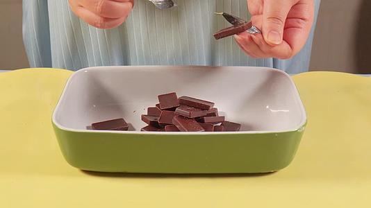 拆开巧克力包装纸制作甜品情人节朱古力视频的预览图