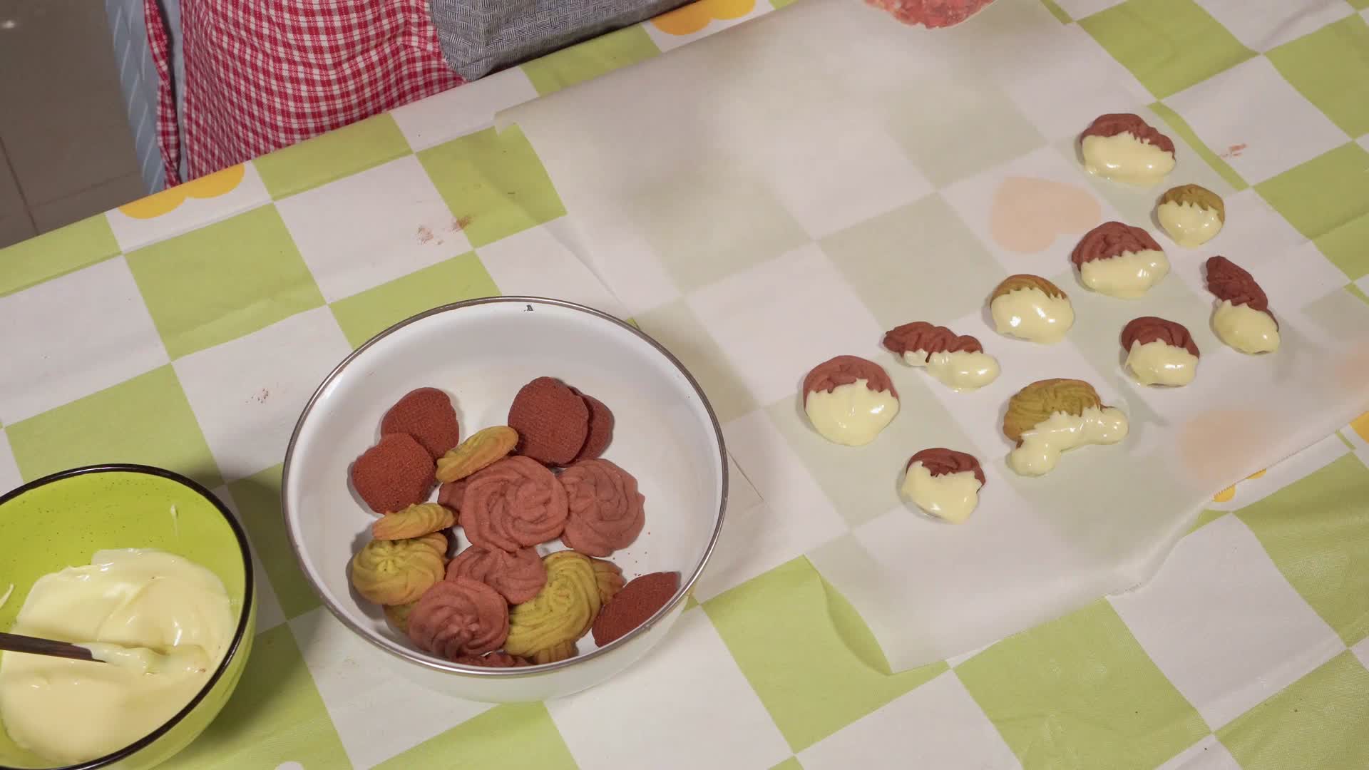 白巧克力裹曲奇饼干制作甜品视频的预览图