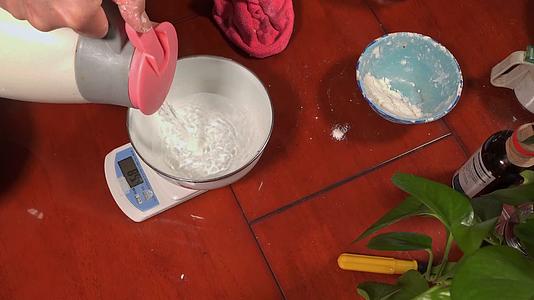 称量面粉加水和面烙饼春饼视频的预览图