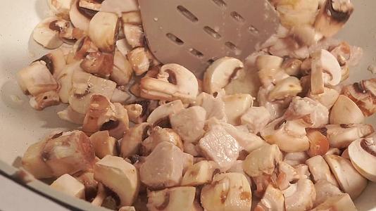 炒制鸡肉蘑菇蔬菜丁制作咖喱酱视频的预览图