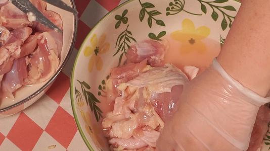 厨房剪刀剪鸡皮鸡油处理鸡腿肉视频的预览图