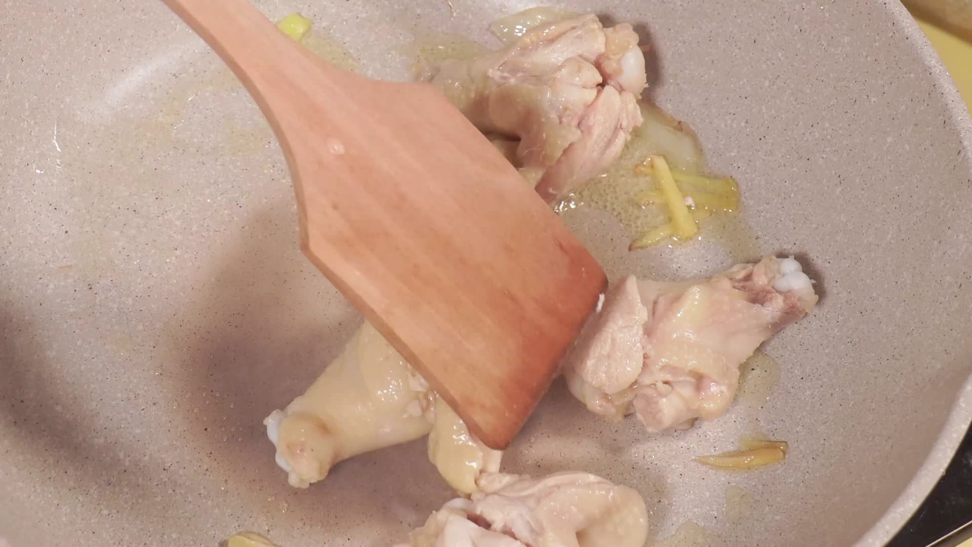 葱姜炒制鸡翅根炒鸡肉煎鸡腿视频的预览图
