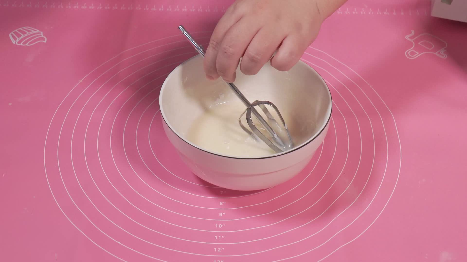 电动打蛋器打发霜糖装入裱花袋视频的预览图