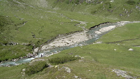 阿尔卑斯山溪视频的预览图