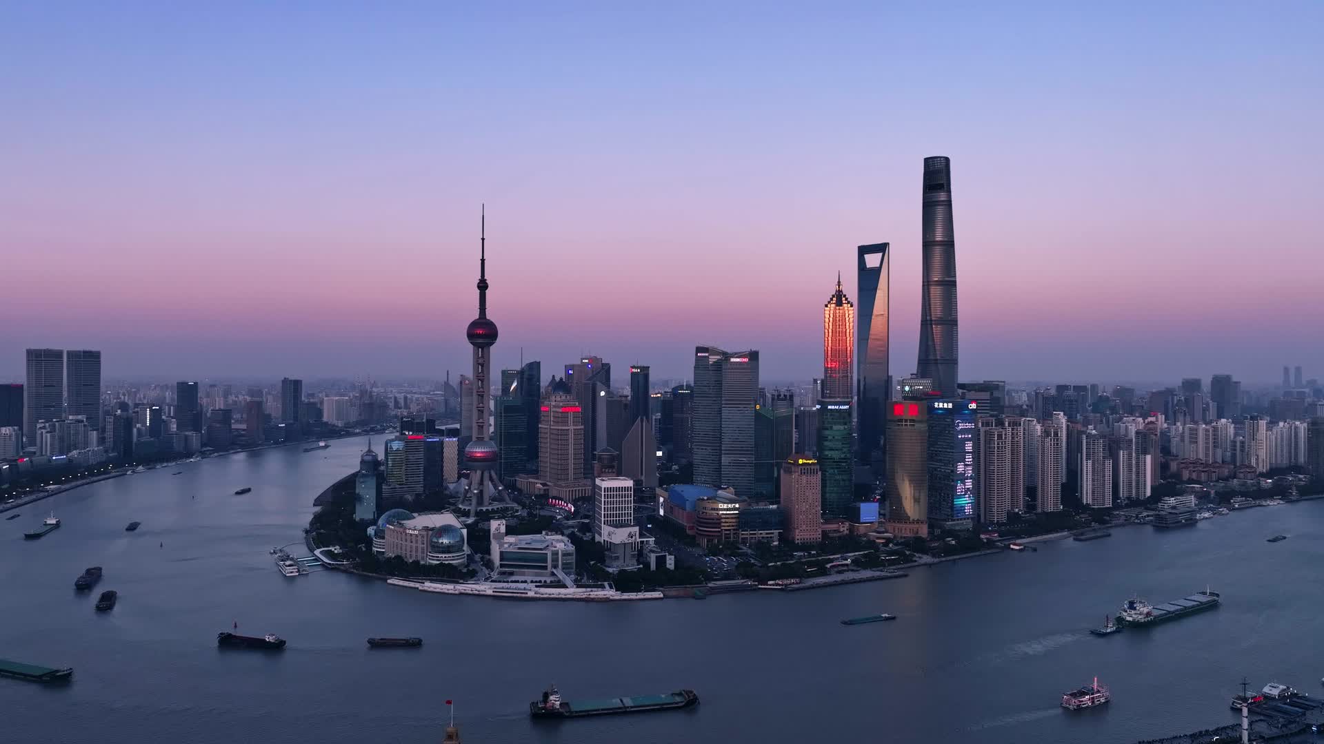 上海陆家嘴金融城东方明珠外滩日落航拍4K视频的预览图