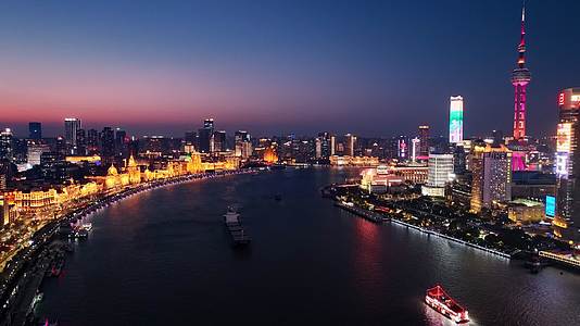 上海黄浦区外滩十里洋场和平饭店夜景航拍视频的预览图
