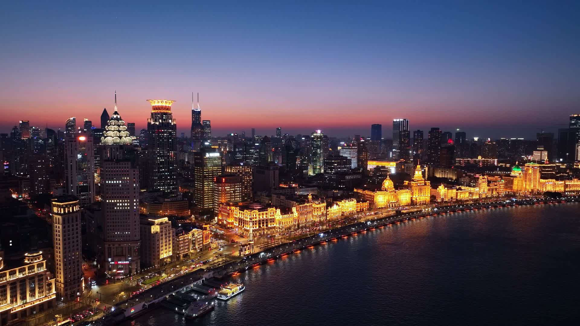 上海黄浦区外滩十里洋场和平饭店夜景航拍视频的预览图