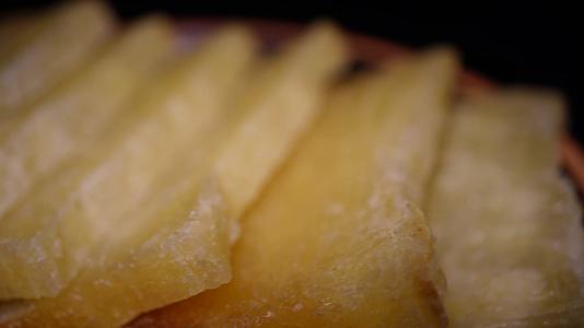 广式黄金糕蒸糕松糕面包美食视频的预览图