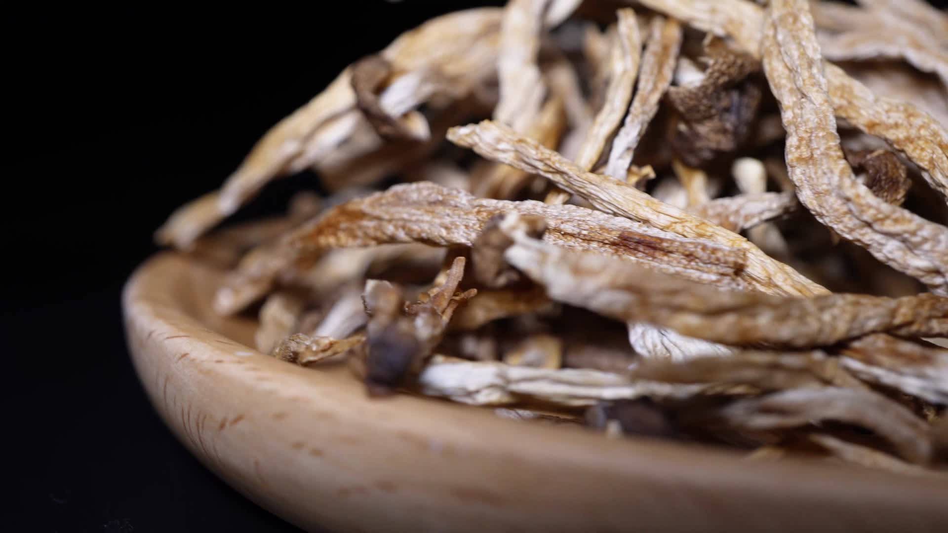 干货蘑菇鹿茸菇榛蘑干菜干蘑菇视频的预览图