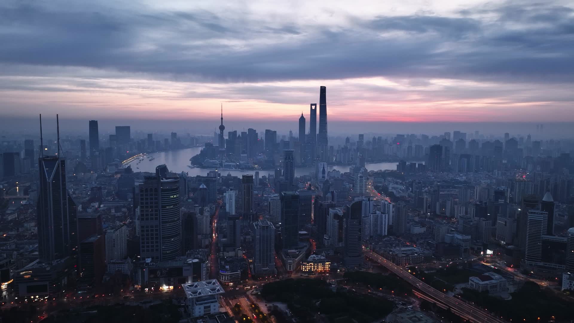 上海春天陆家嘴世茂地标日出朝霞大范围延时视频的预览图