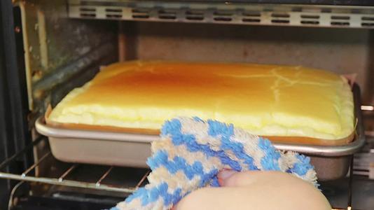 烘焙烤蛋糕海绵蛋糕烤炉西点烤面包视频的预览图
