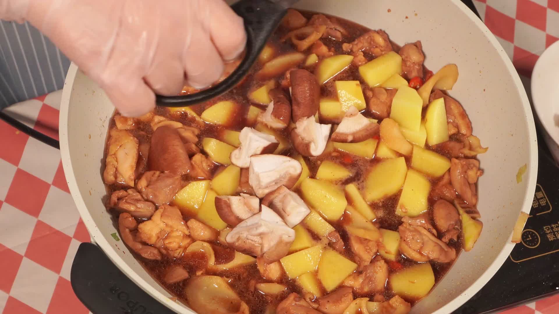 红烧鸡肉土豆烧鸡黄焖鸡制作视频的预览图