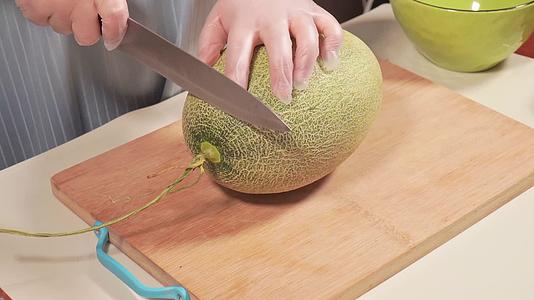 哈密瓜削皮切块去籽甜瓜保鲜膜保鲜切水果切哈密瓜视频的预览图
