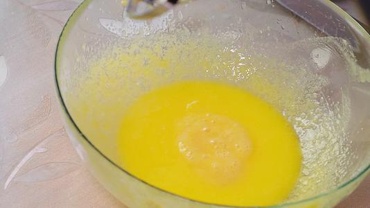黄油筛入面粉糖粉烘焙西点制作视频的预览图