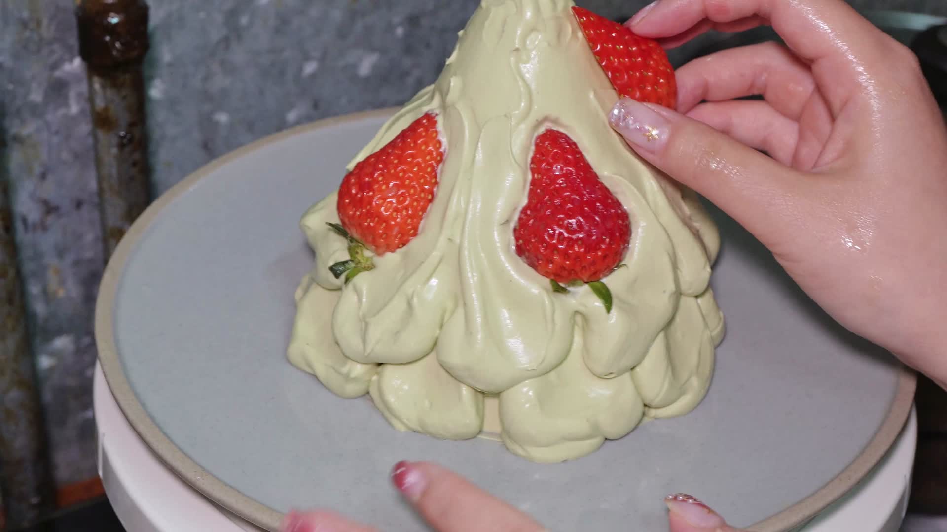 家庭自制草莓蛋糕抹茶蛋糕视频的预览图