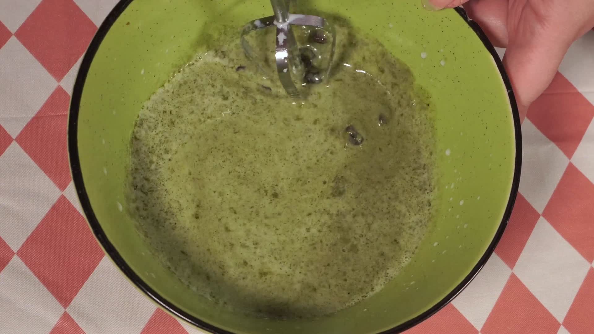 搅拌面糊加入蜜豆牛奶制作甜品视频的预览图