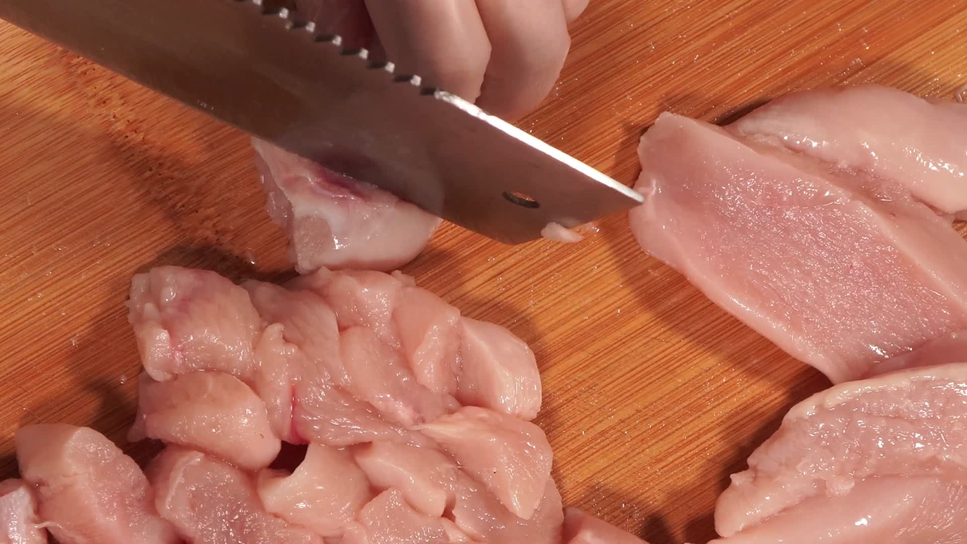 鸡胸肉切块切鸡肉视频的预览图