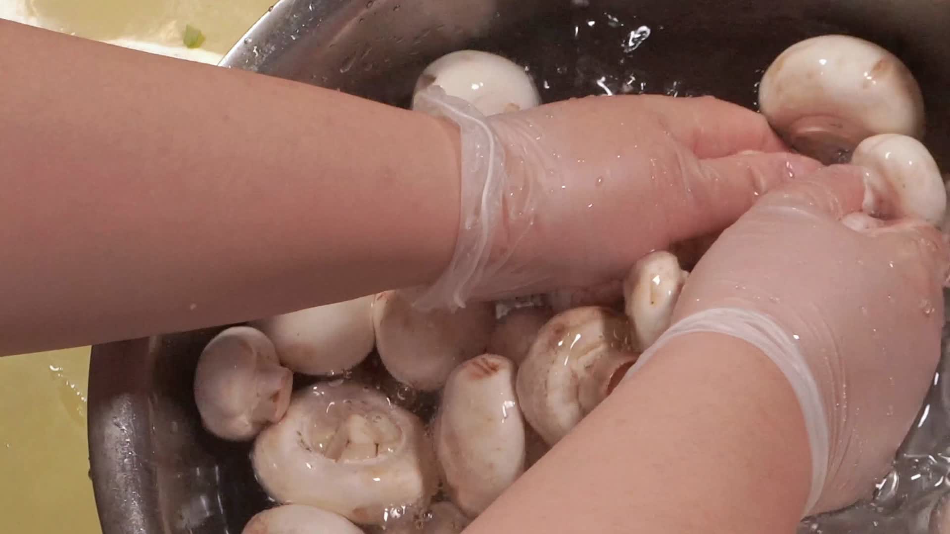 剪刀给口蘑去根清洗口蘑洗蘑菇视频的预览图