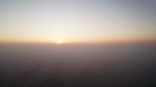 清晨日出朝阳薄雾平原唯美航拍视频的预览图