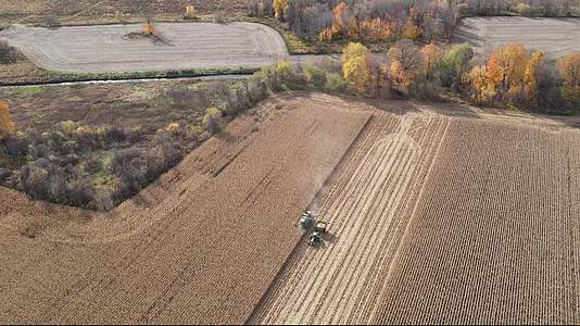 农场小麦收割机收割丰收航拍视频的预览图