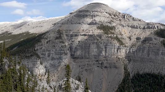 冬季群山森林山峰航拍视频的预览图