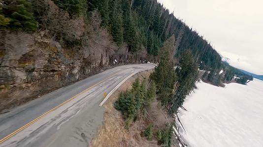 冬季穿越机森林公路河流航拍视频的预览图