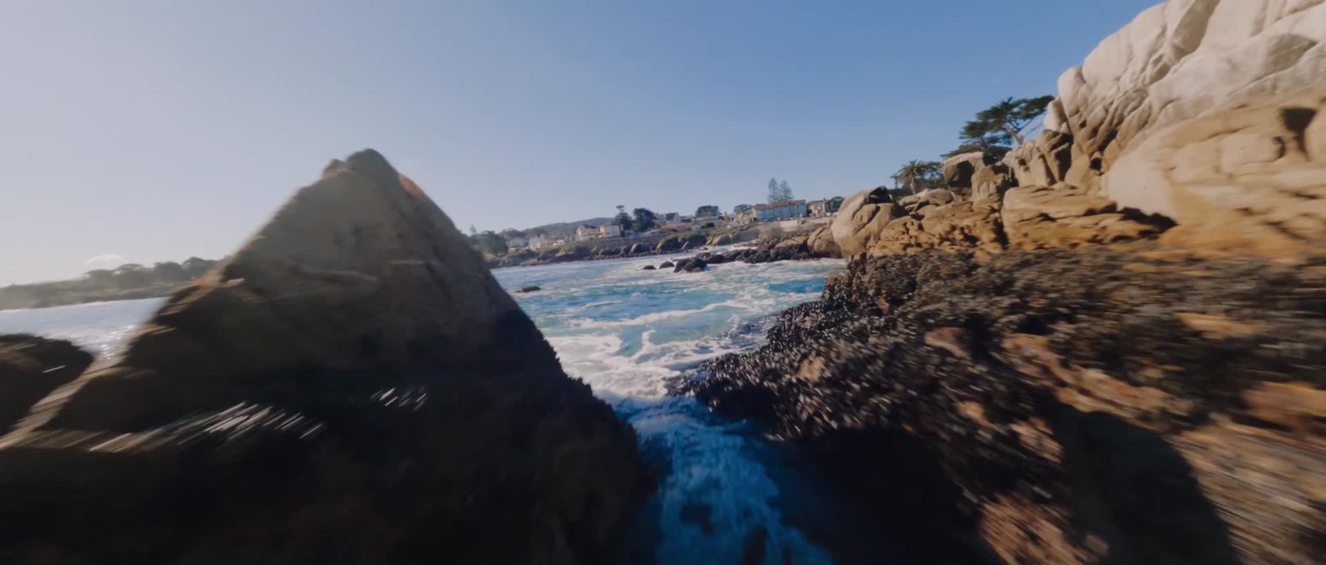 穿越机海浪拍打礁石沙滩航拍视频的预览图