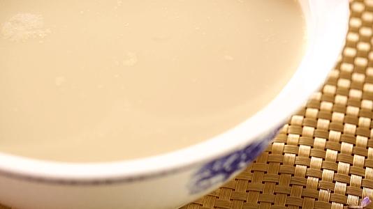 磨豆浆做豆腐压豆腐视频的预览图