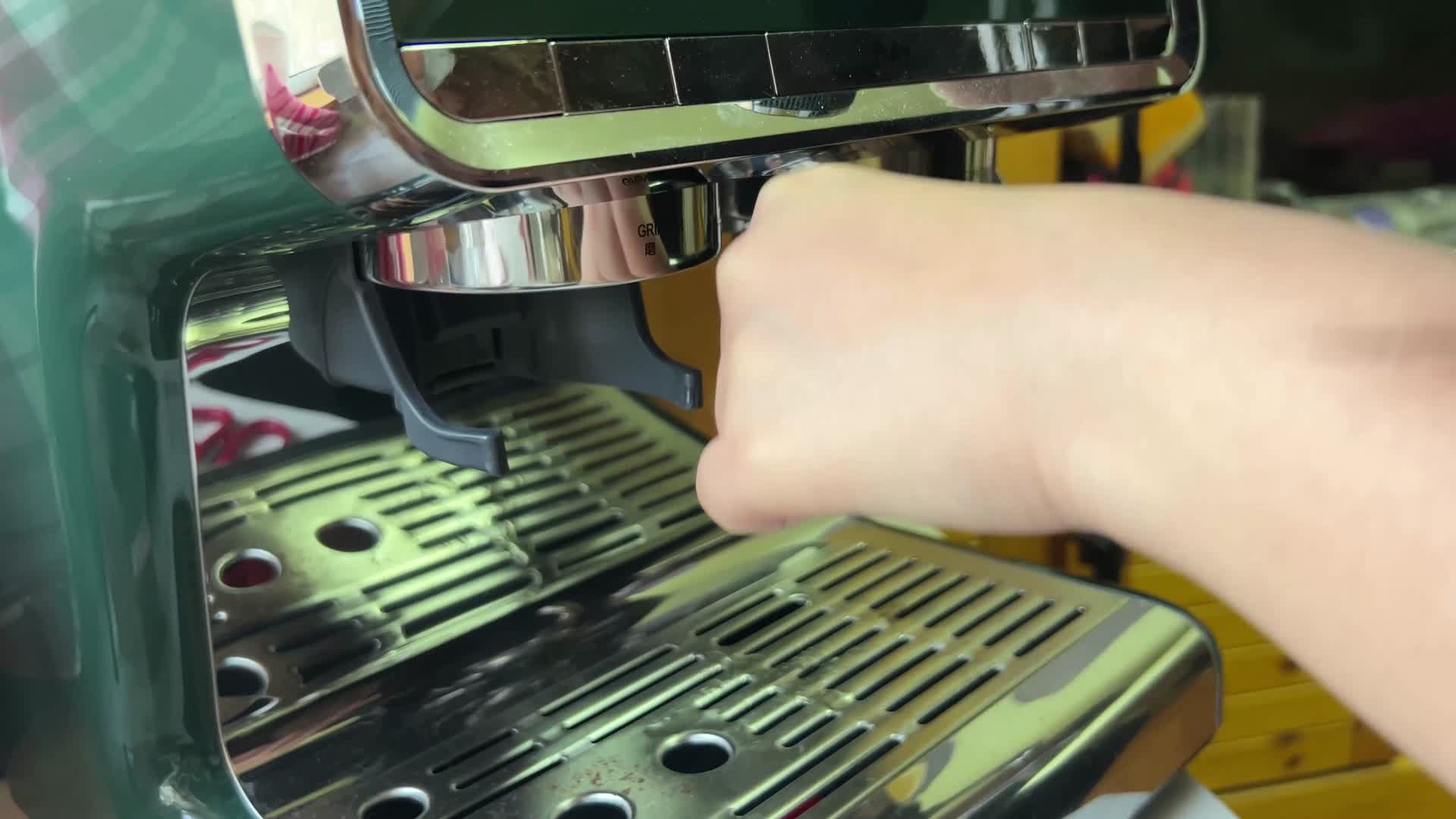 磨咖啡豆煮咖啡咖啡机视频的预览图