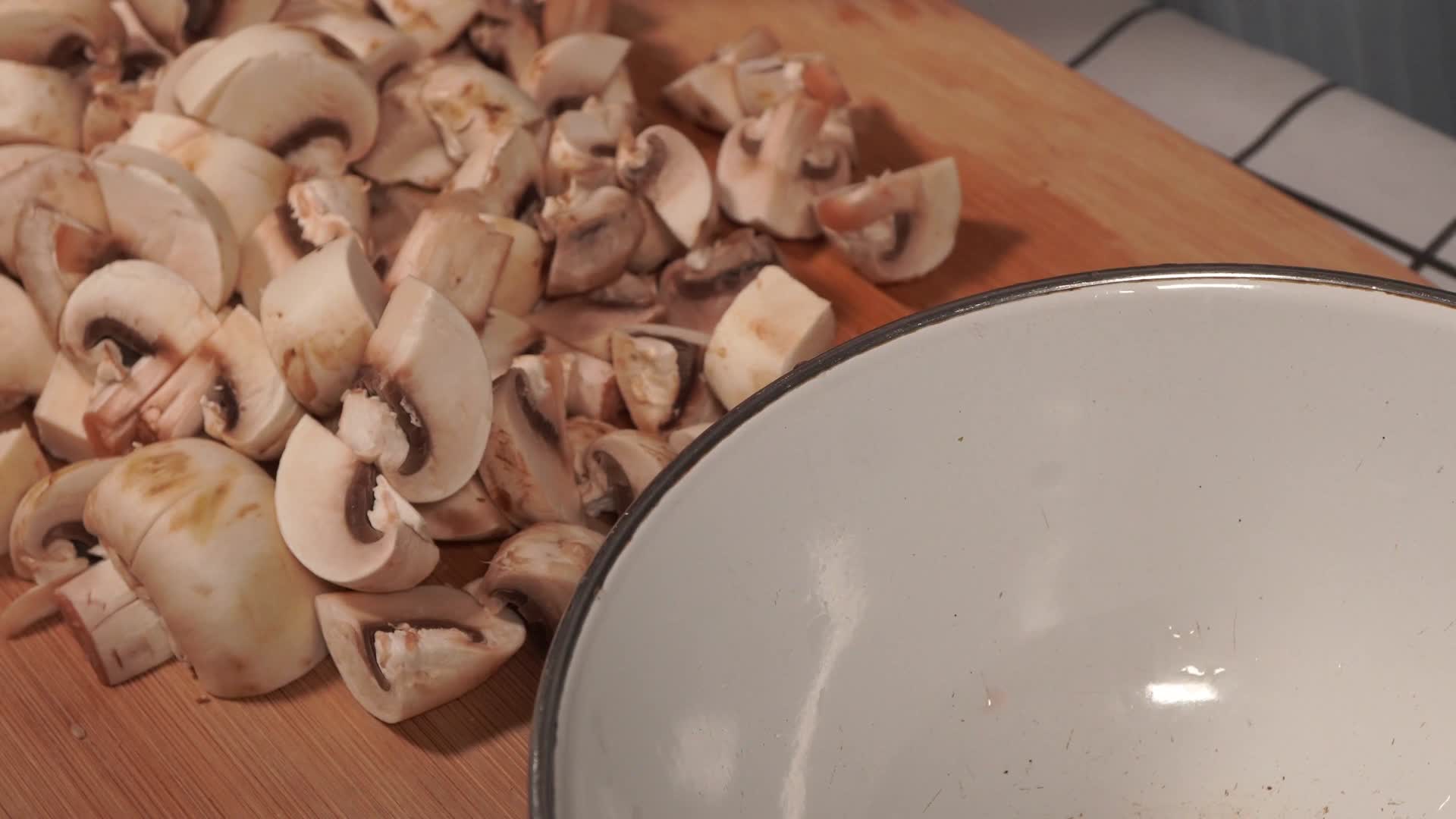 蘑菇口蘑切蘑菇片视频的预览图