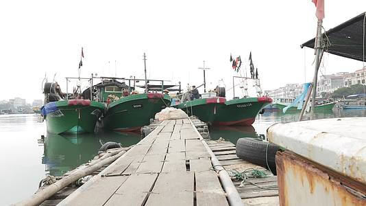 渔民在渔船上远景视频的预览图