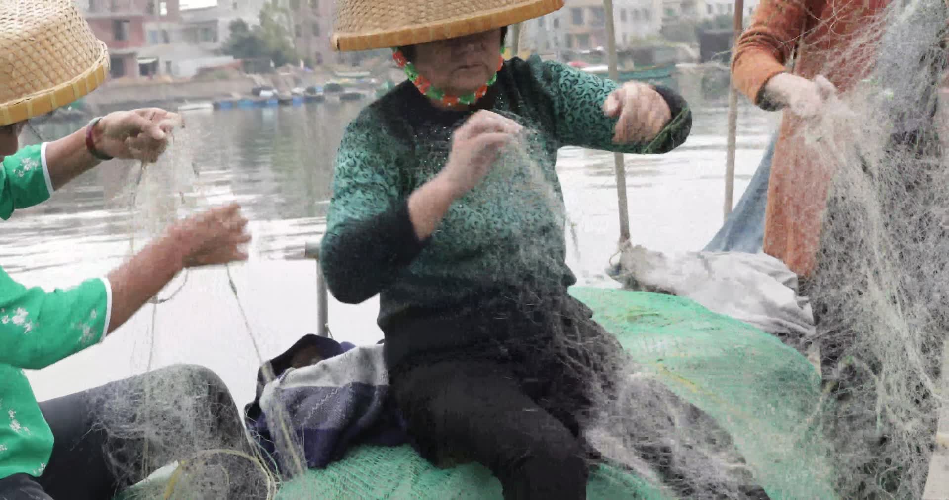 渔民打理渔网特写视频的预览图
