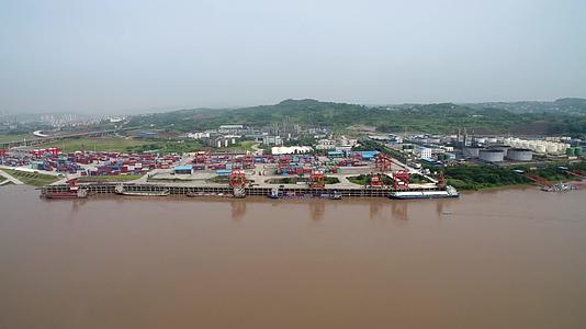 航拍鸟瞰长江港口码头河流车流集装箱码头泸州港视频的预览图